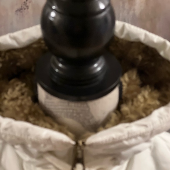 NWOT,, American  Eagle, not worn, no tag, winter white,  winter vest, - Picture 2 of 16